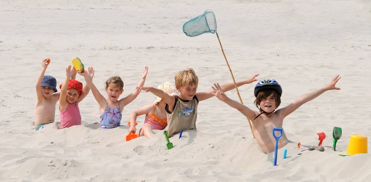 Sandspielzeug - Kinder spielen im Sand
