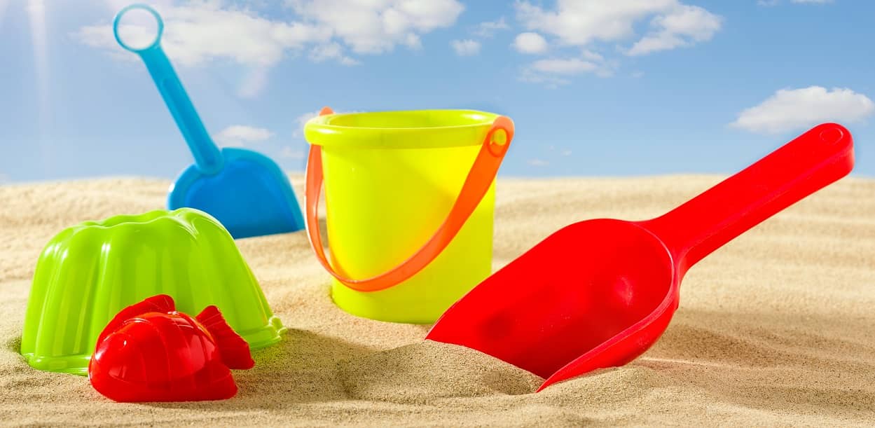 Ein Sandspielzeug Set am Strand