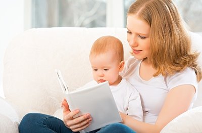 Mutter mit ihrem Kind beim Lesen