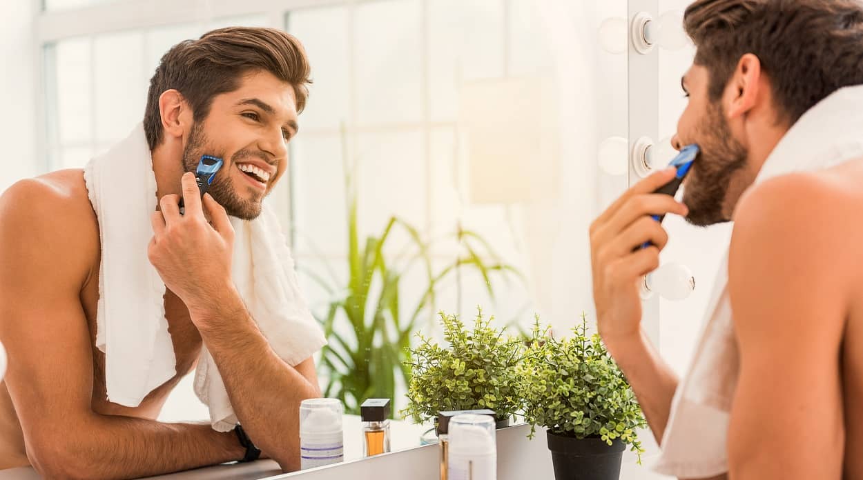 Ein Mann beim Bart rasieren