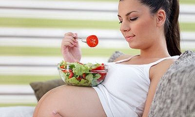 Schwangere isst einen Salat