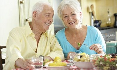 Zwei Senioren ernähren sich gesund