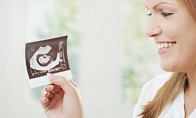 Schwangere freut sich über Ultraschallbild