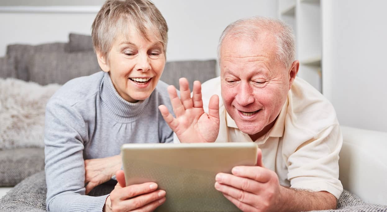Älteres Paar liest einen Senioren Ratgeber im Internet