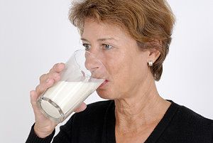 Seniorin trinkt Milch