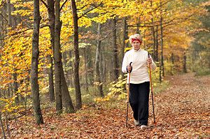 Eine Seniorin beim Nordic Walking