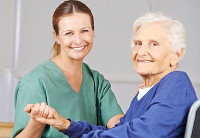 Pflegerin und Senioren sind dicke Freunde