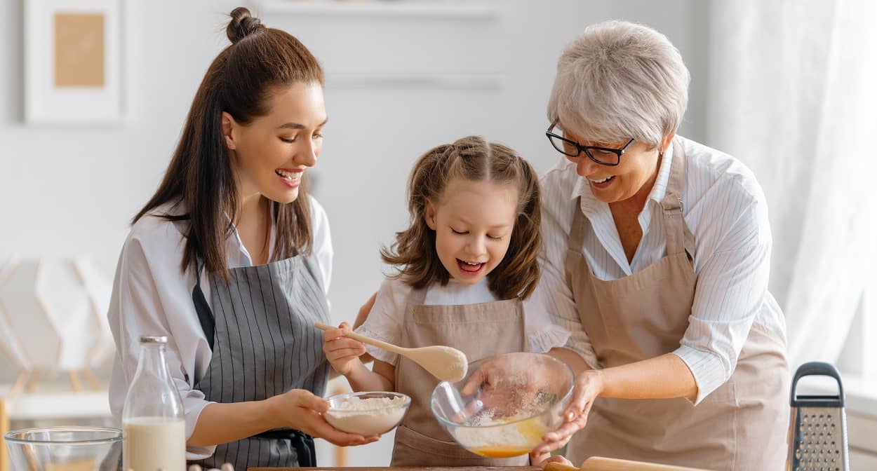 Großmutter, Tochter und Enkeltochter beim Kochen