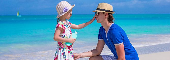 Vater und Tochter im Urlaub am Strand