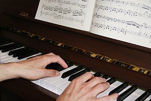 Berufsmusiker spielt Klavier